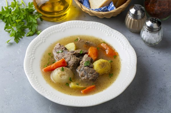 Quels conseils pour intégrer des robes en satin dans une garde-robe estivale?