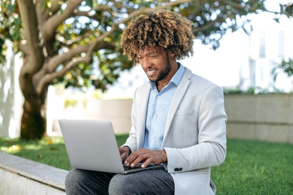 Quels conseils pour harmoniser des robes en satin avec des accessoires métalliques?