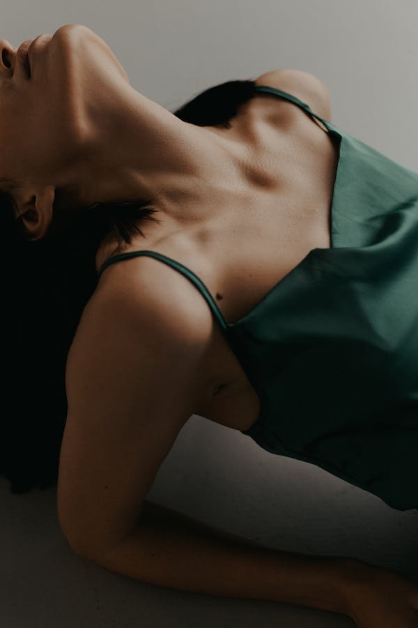 La robe vert sauge : l'élégance pour toutes les occasions